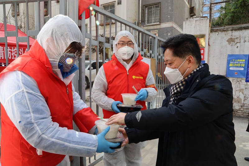 1586221423868443.jpg 社區疫情防控要由“管住”向“管好”轉變 祝社寧看望慰問支援社區一線疫情防控突擊隊2_副本.jpg