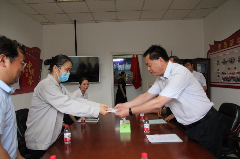 2--賈長舜“七一”調研電氣公司  慰問困難黨員_副本.jpg