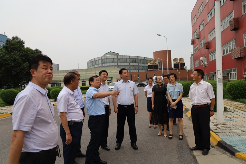 3-賈長舜“七一”調研電氣公司  慰問困難黨員_副本.jpg